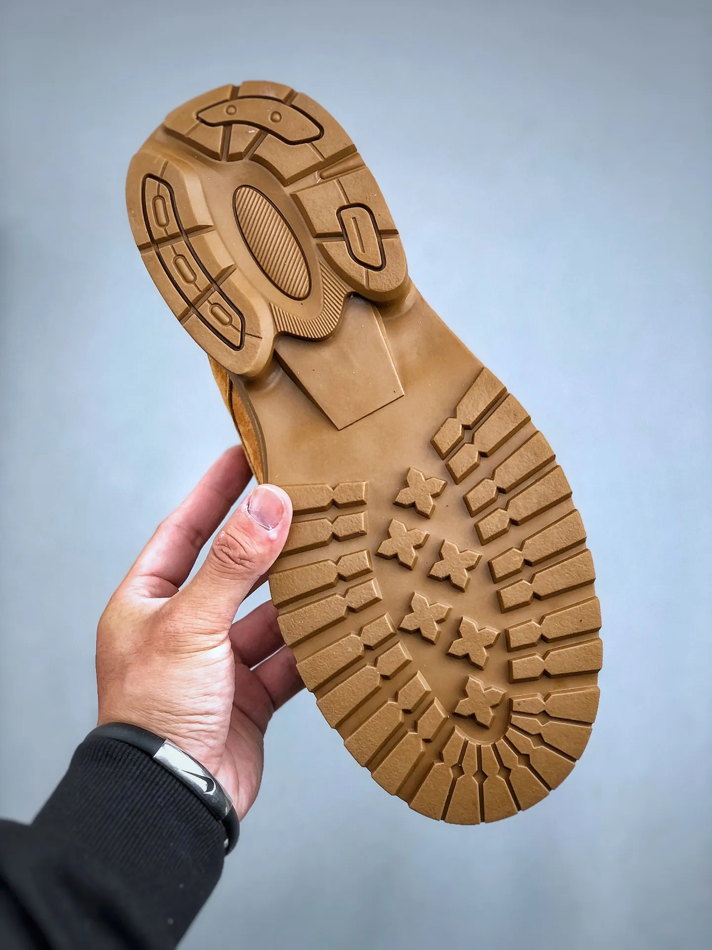 Local self-pickup💰560 supports store release. New goods🚀#Timberland Timberland/Timberland outdoor mid-cut casual rhubarb boots series. Guangdong factory quality. Original box and original packaging. The fabric is made of Italian 🇮🇹 top-grade frosted fine-grained cowhide. It is paired with anti-odor and anti-corrosion genuine leather latex insoles to give you a perfect wearing experience. High-quality and durable. A must-have for sportsmen. Specially designed to treat those who are not handsome. High-quality and first-class foot feel. Size: 38 39 40 41 42 43 44 (leather shoe size)